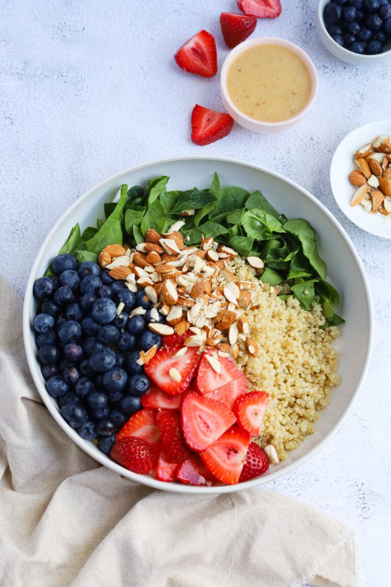 Salade de quinoa aux fraises et aux bleuets