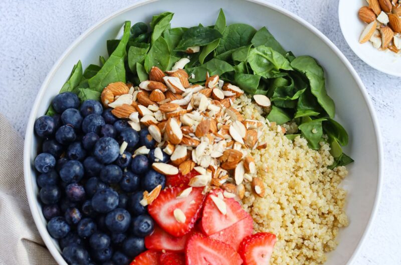 Salade de quinoa aux fraises et aux bleuets