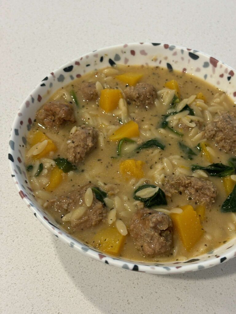 Soupe crémeuse orzo, saucisses, courge et épinards