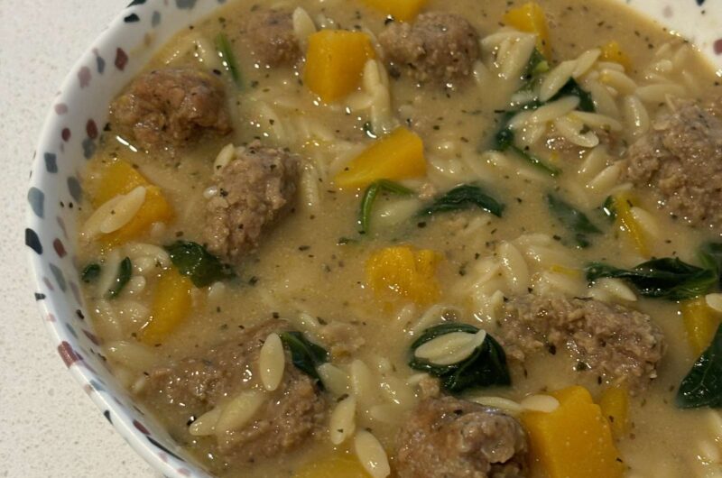 Soupe crémeuse orzo, saucisses, courge et épinards